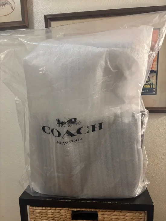 Authentic NWT Coach Maple Pebbled Leather Legacy Tote with Brass Hardware - Picture 5 of 10